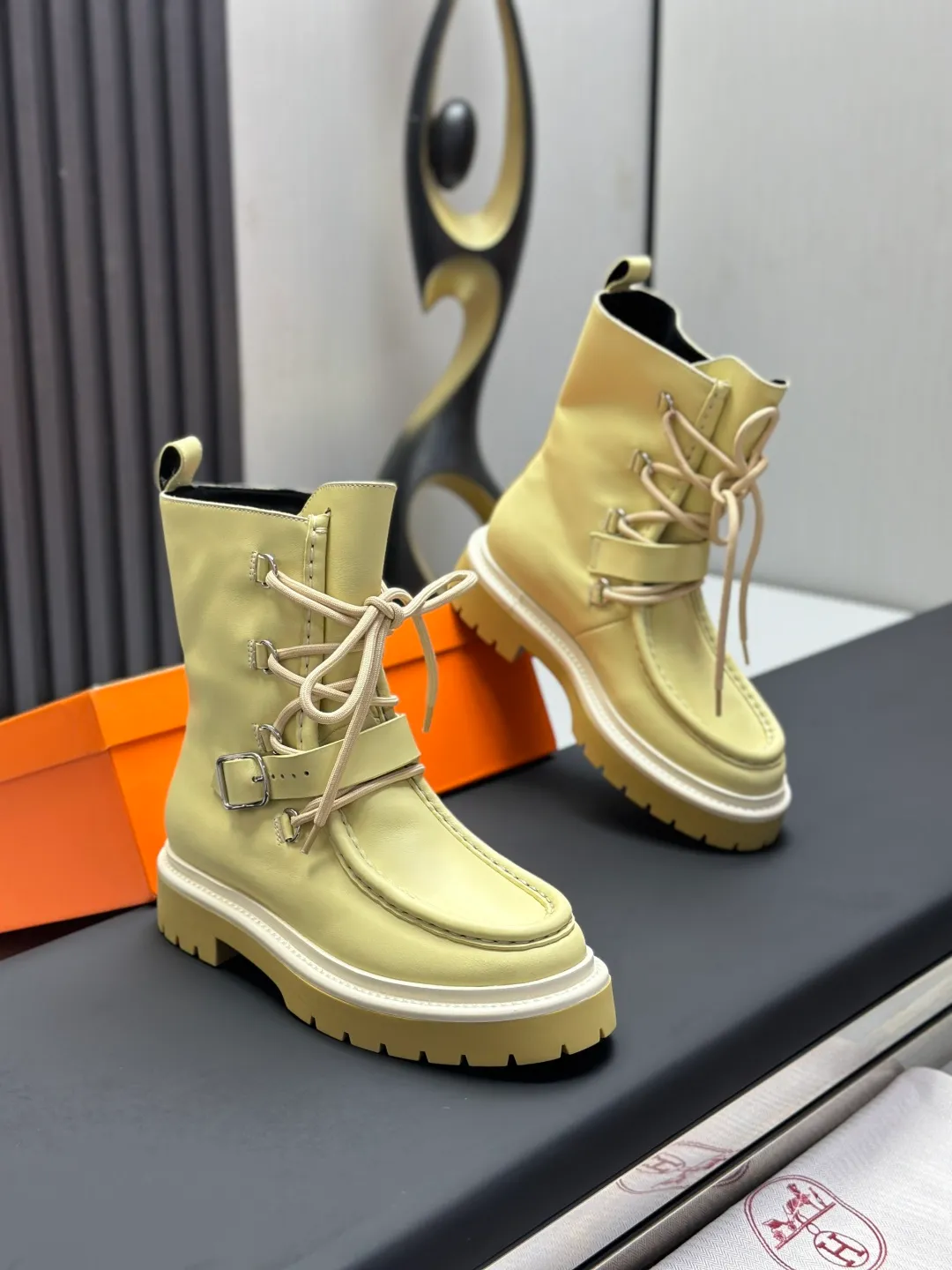 👟👟Ex-factory price 820👟👟 Hermes Martin boots fe new arrival~ Autumn and winter new Bouncing Martin boots casual shoes, the most comfortable shoes from Hermès, no one else⃣️, very light on the feet and good-looking, you will not feel tired when you go shopping and running around👍 The cowhide stitching feels good, very beautiful and versatile, very light and comfortable Hermès GD9321 is perfect for both sports and leisure. It feels great when you step on it! ✔️Fabric: Imported cowhide ✔️Inner lining: Imported silk sheepskin for lining insoles ✔️Outsole: Seamless combination of IP+TPU (multi-color letters) German technology irradiation machine ✔️Size: #35-40 code 🎁Top quality, simultaneous full set of packaging